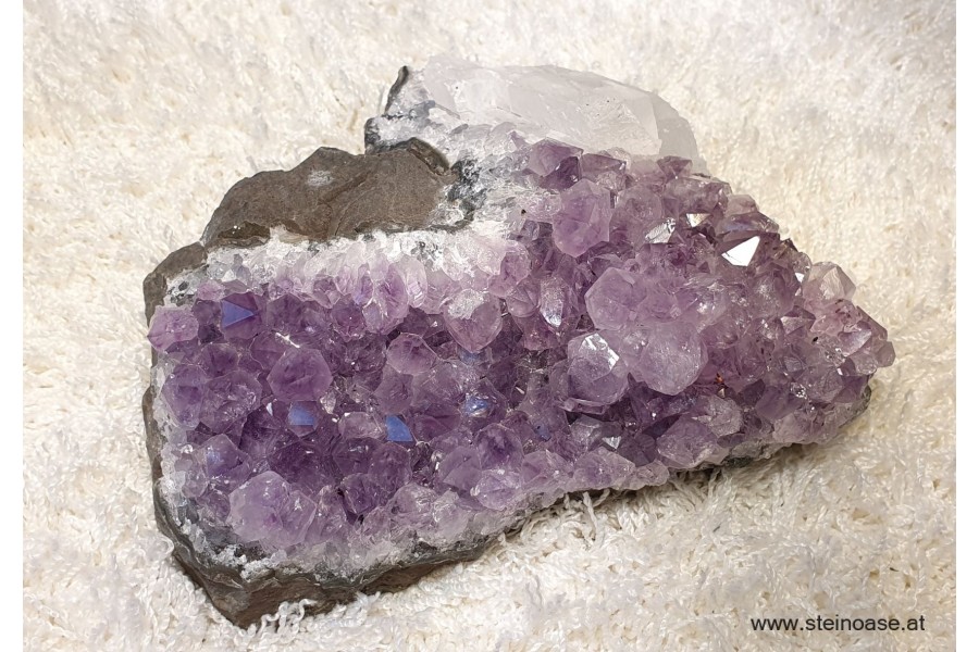 Amethyst Drusenstück mit Calcit